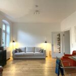 annavonmangoldt-kreidefarbe-altbauwohnung-neuss-vorher-weiß (8) Wohnzimmer vor dem Anstrich