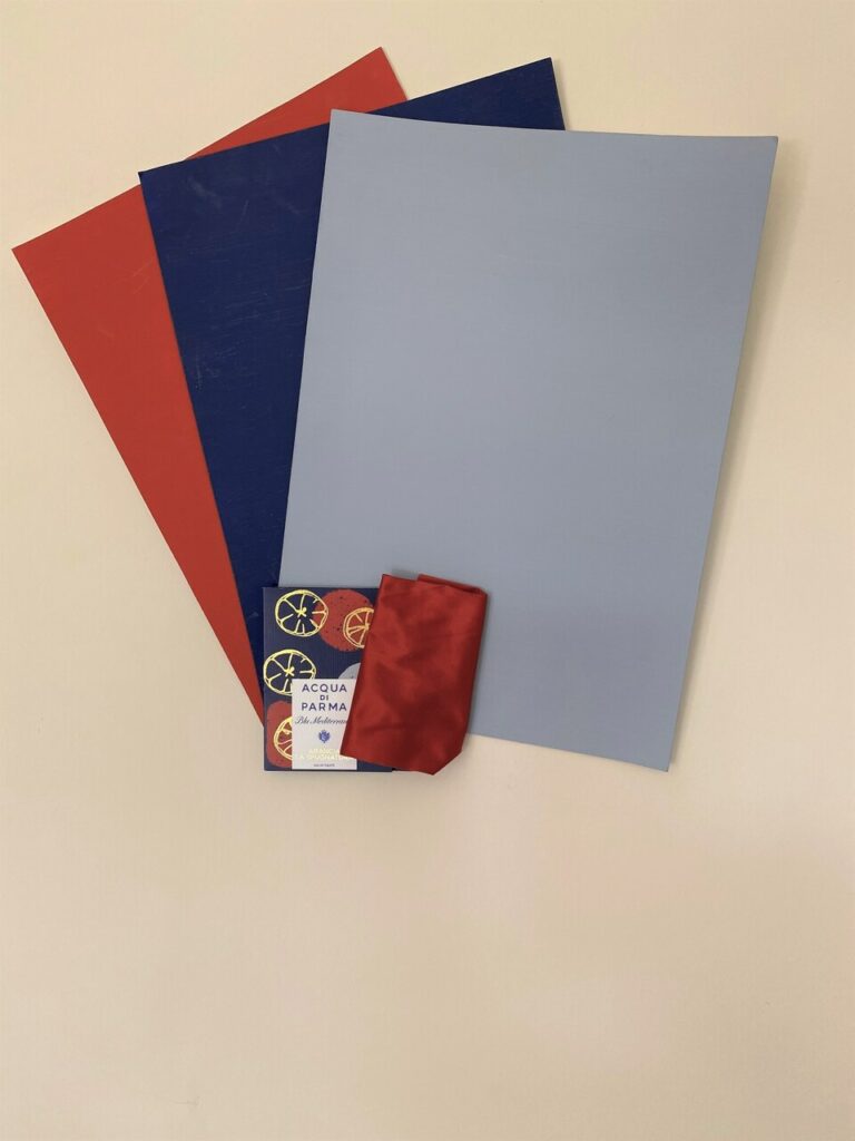 Sand mit kräftigem Rot und Blau kombinieren
